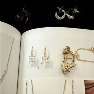 Touchstone crystal Luminous earrings golden